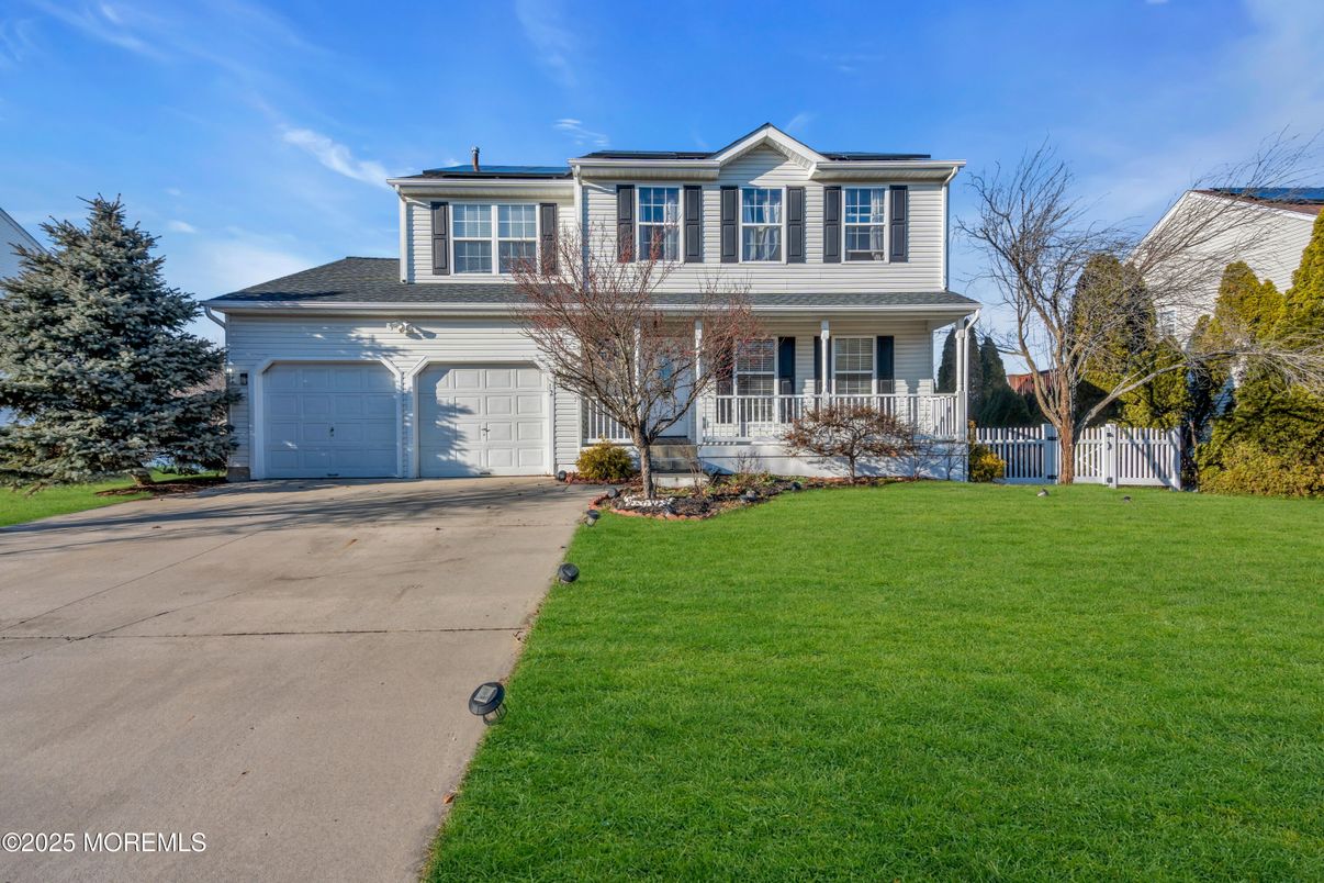 Attached, Exterior, Facade, American Foursquare