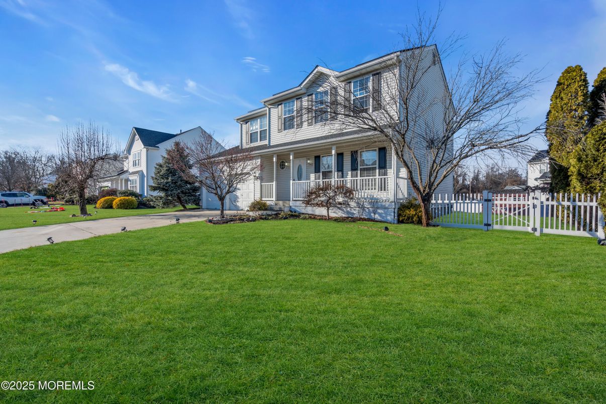 Attached, Backyard, Exterior, Facade, Queen Anne Victorian