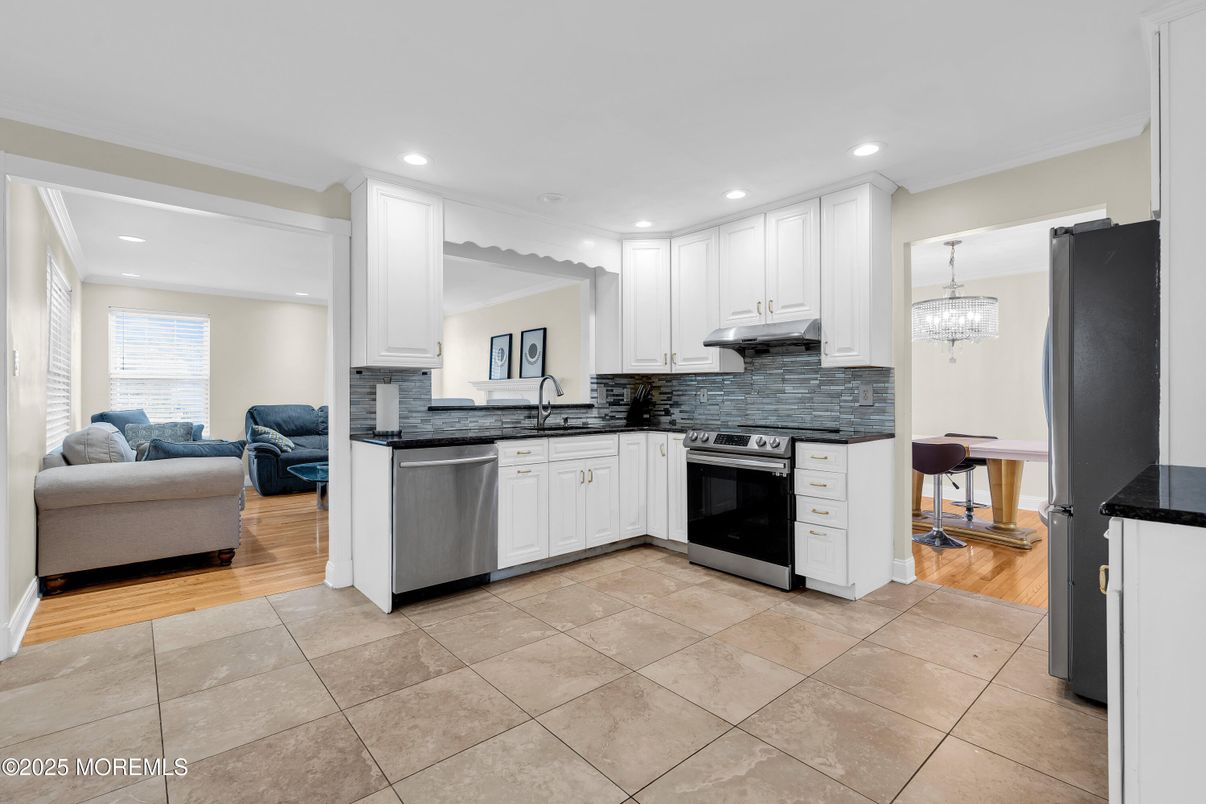 Dining room, Interior, Kitchen, Living room, Pendant Lights, Recessed Lighting, Stainless Steel Appliances, Wood Texture Flooring