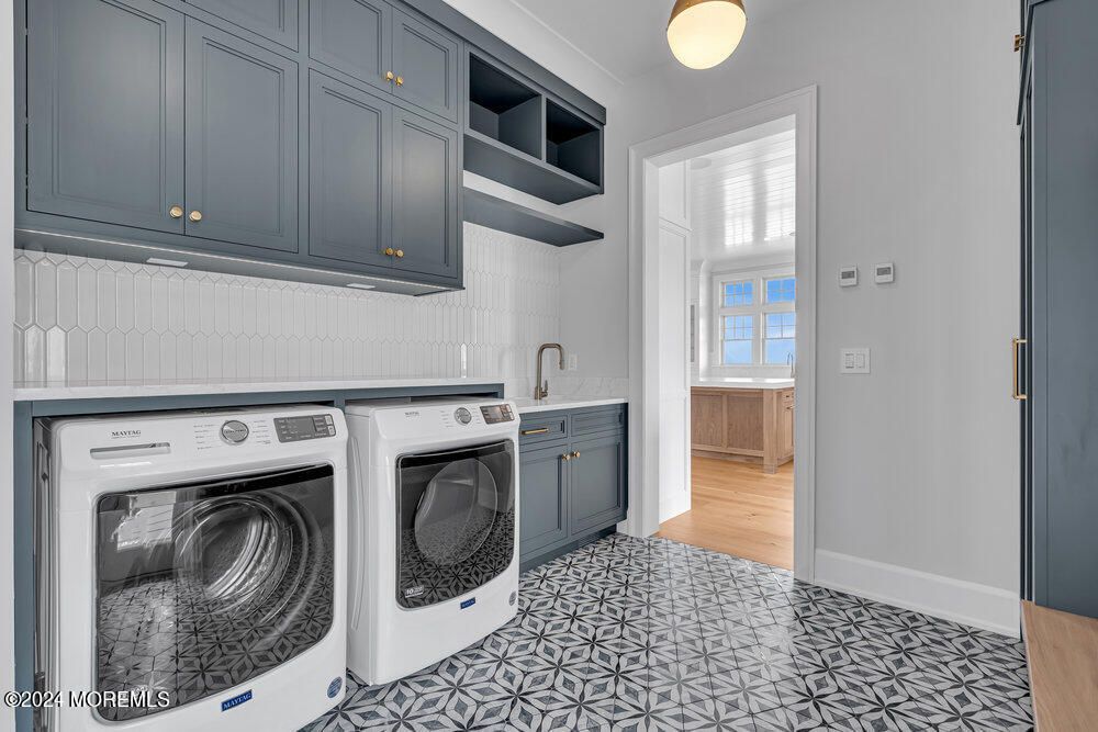 Interior, Washer, Wood Texture Flooring