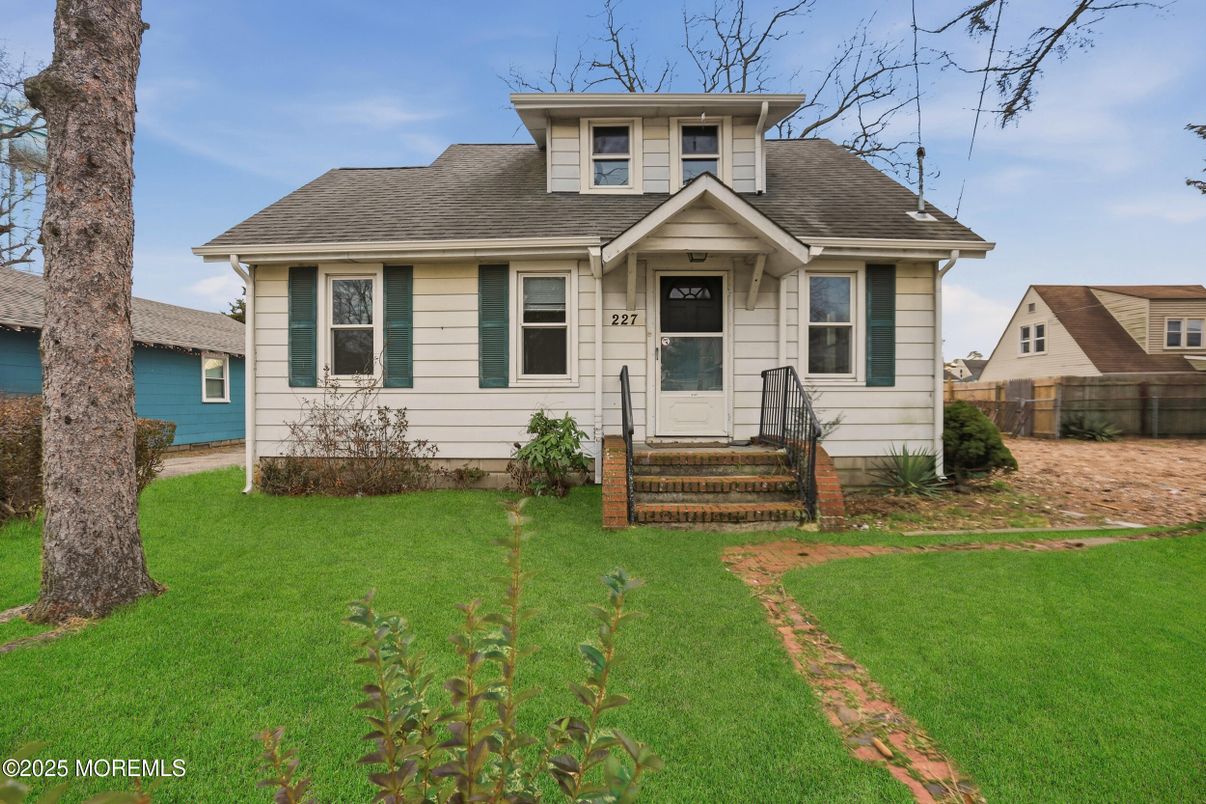 Exterior, Facade, American Foursquare