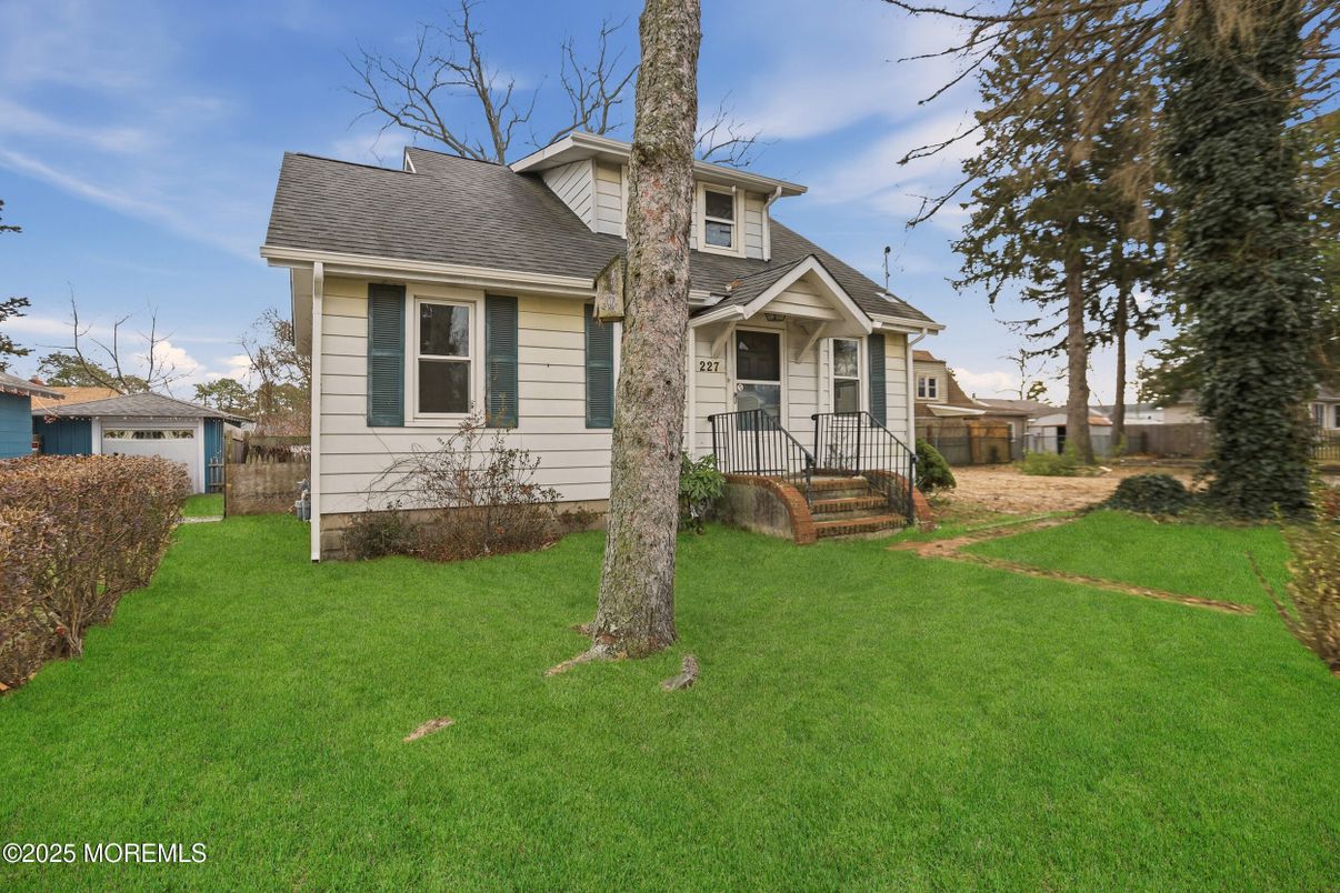 Backyard, Exterior, Facade, American Foursquare