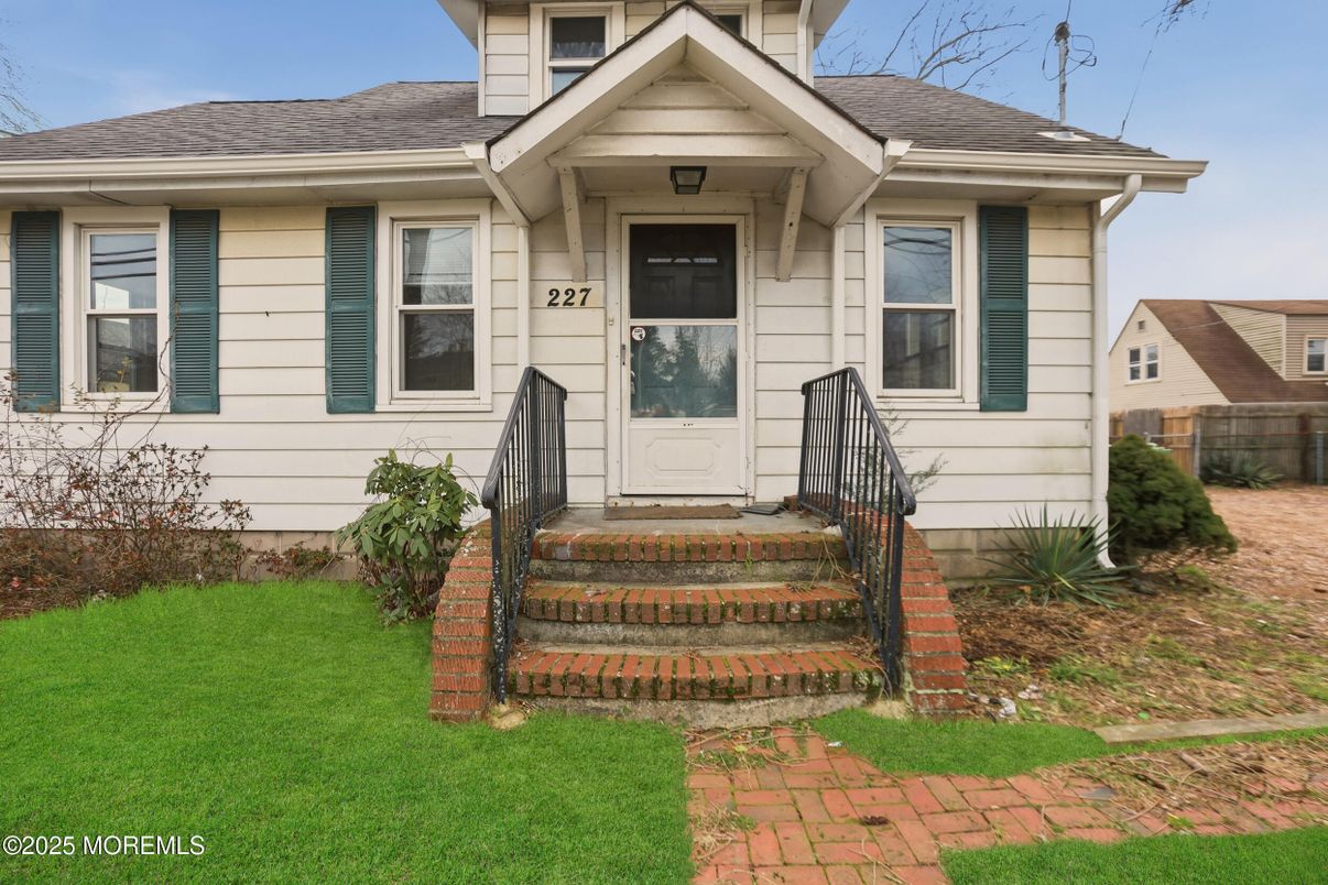 Exterior, Facade, American Foursquare
