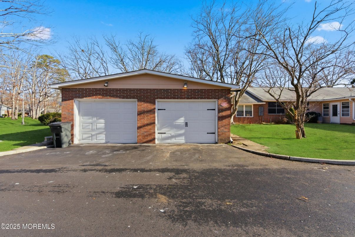 Attached, Exterior, Facade, Brick Facade, Split Level