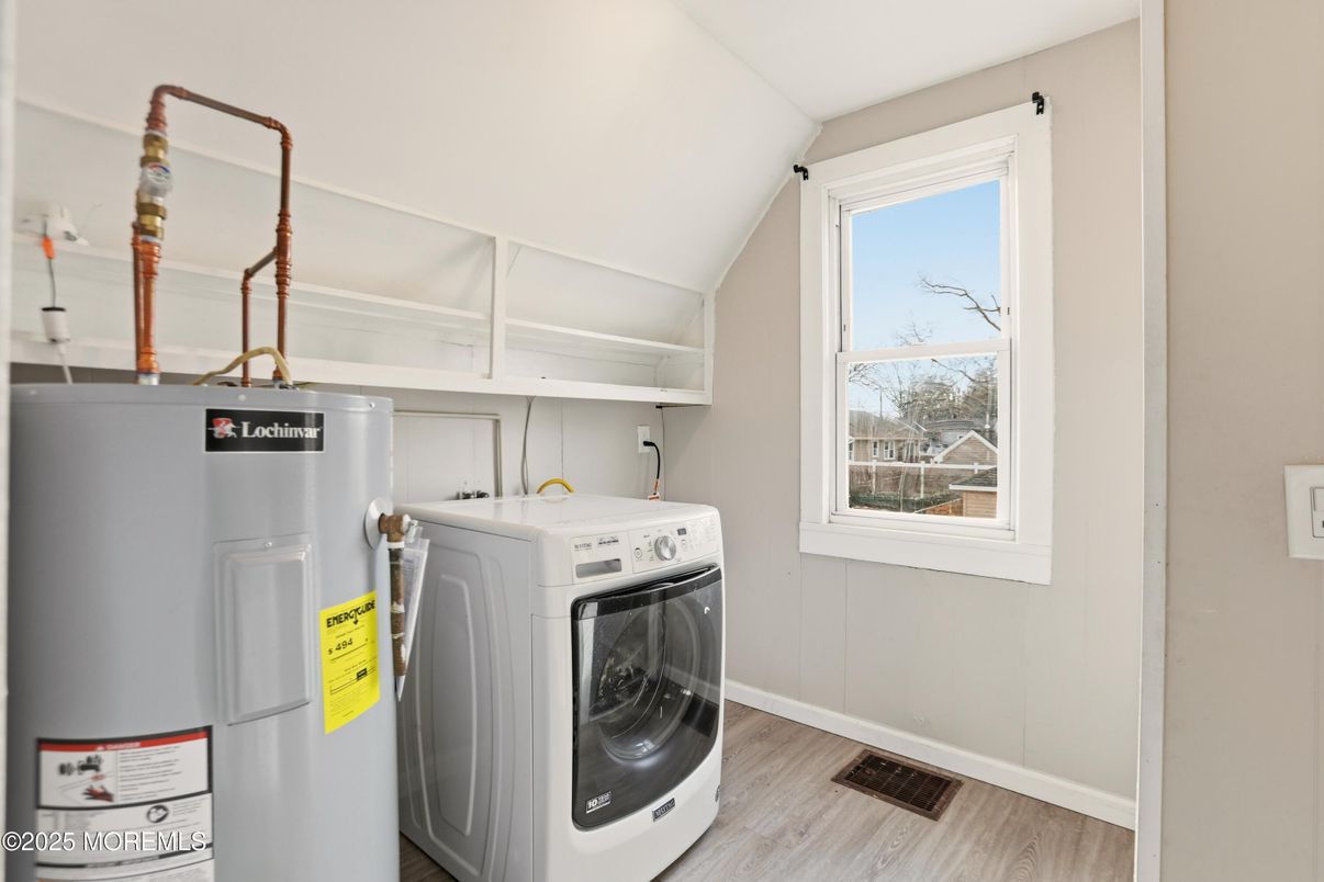 Interior, Washer, Wood Texture Flooring