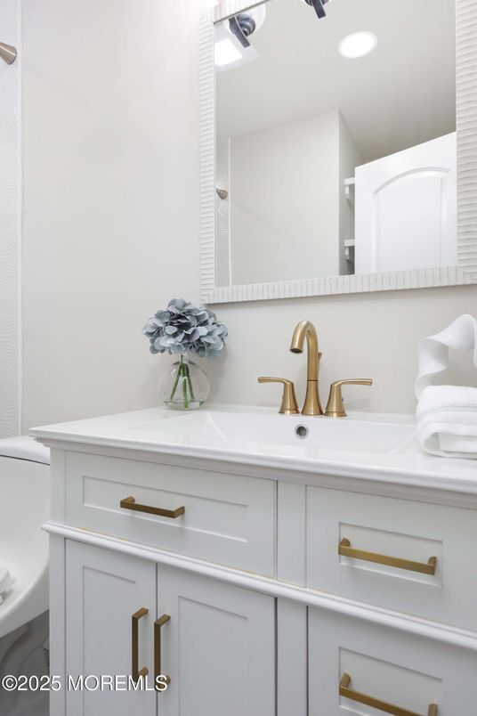 Bathroom, Dual Sink Vanities, Interior, Recessed Lighting