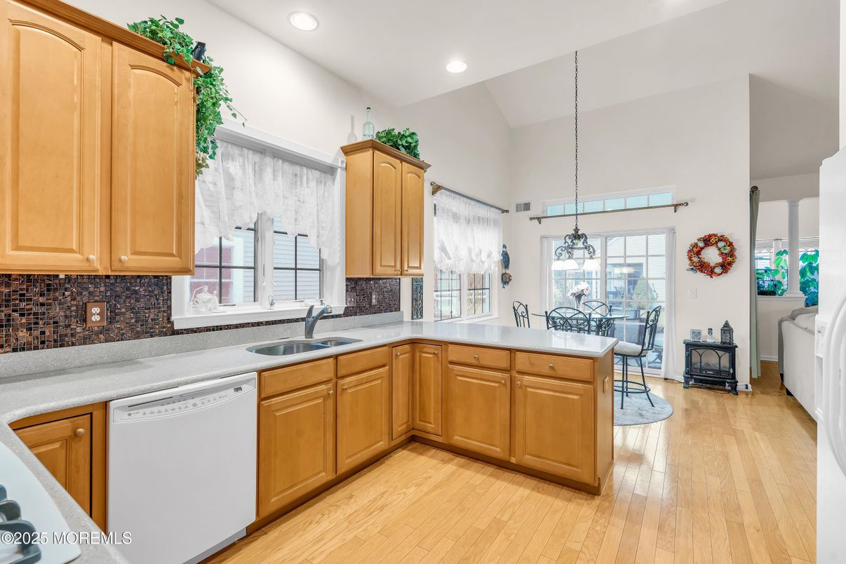 Dining room, Interior, Kitchen, Pendant Lights, Recessed Lighting, Wood Texture Flooring