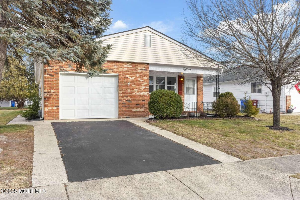 Attached, Exterior, Facade, Brick Facade, Ranch