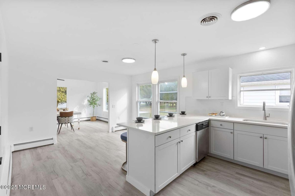 Dining room, Interior, Kitchen, Pendant Lights, Recessed Lighting, Wood Texture Flooring