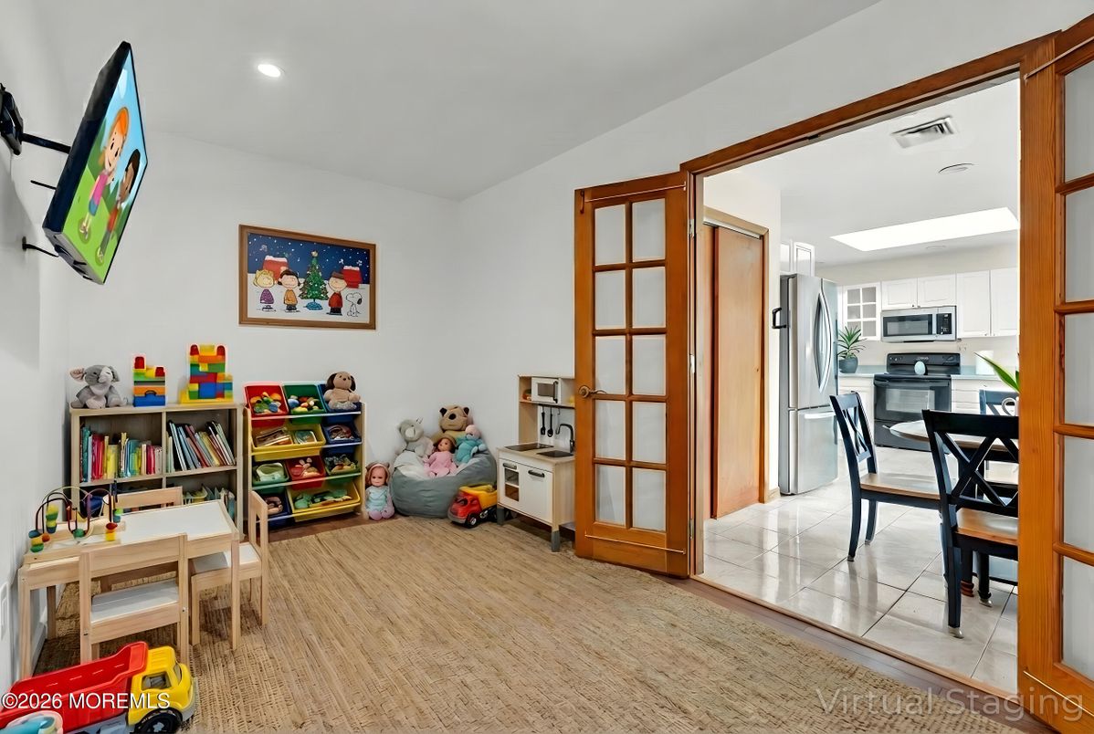 Dining room, Interior, Kitchen, Recessed Lighting, Stainless Steel Appliances