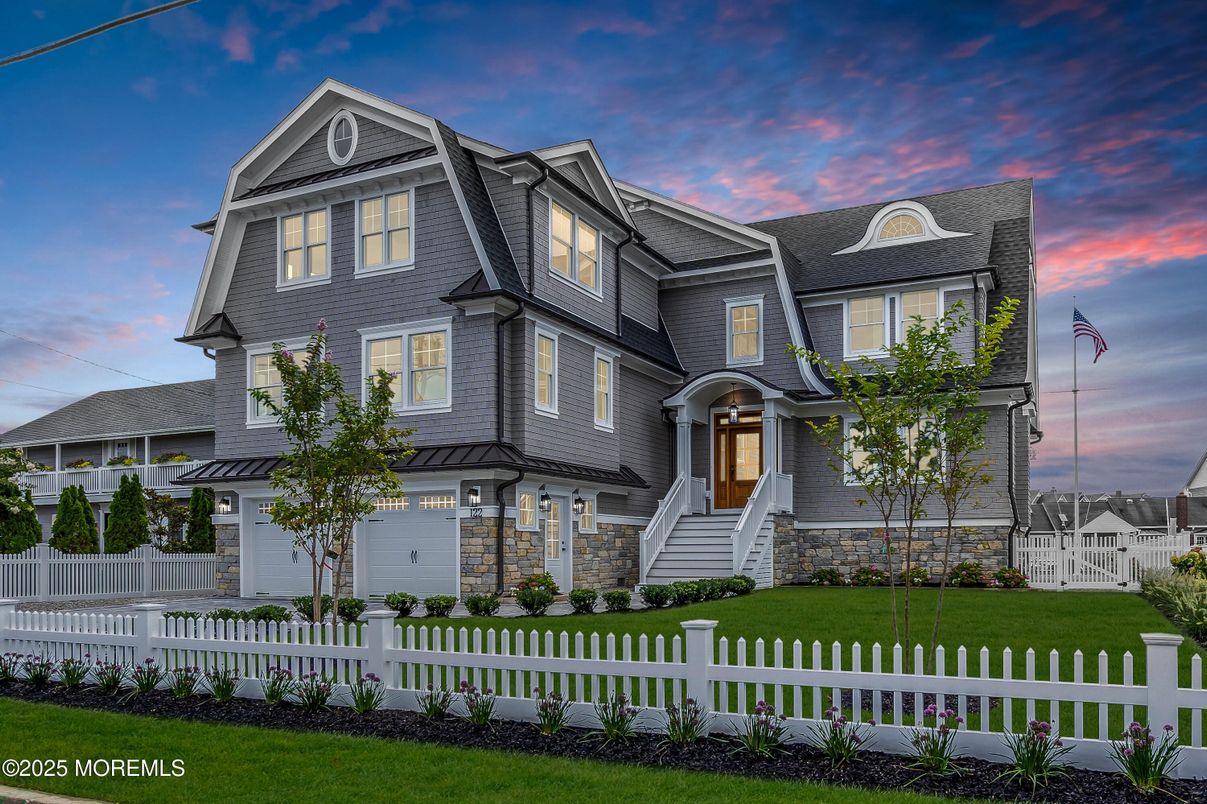 Attached, Exterior, Facade, Queen Anne Victorian