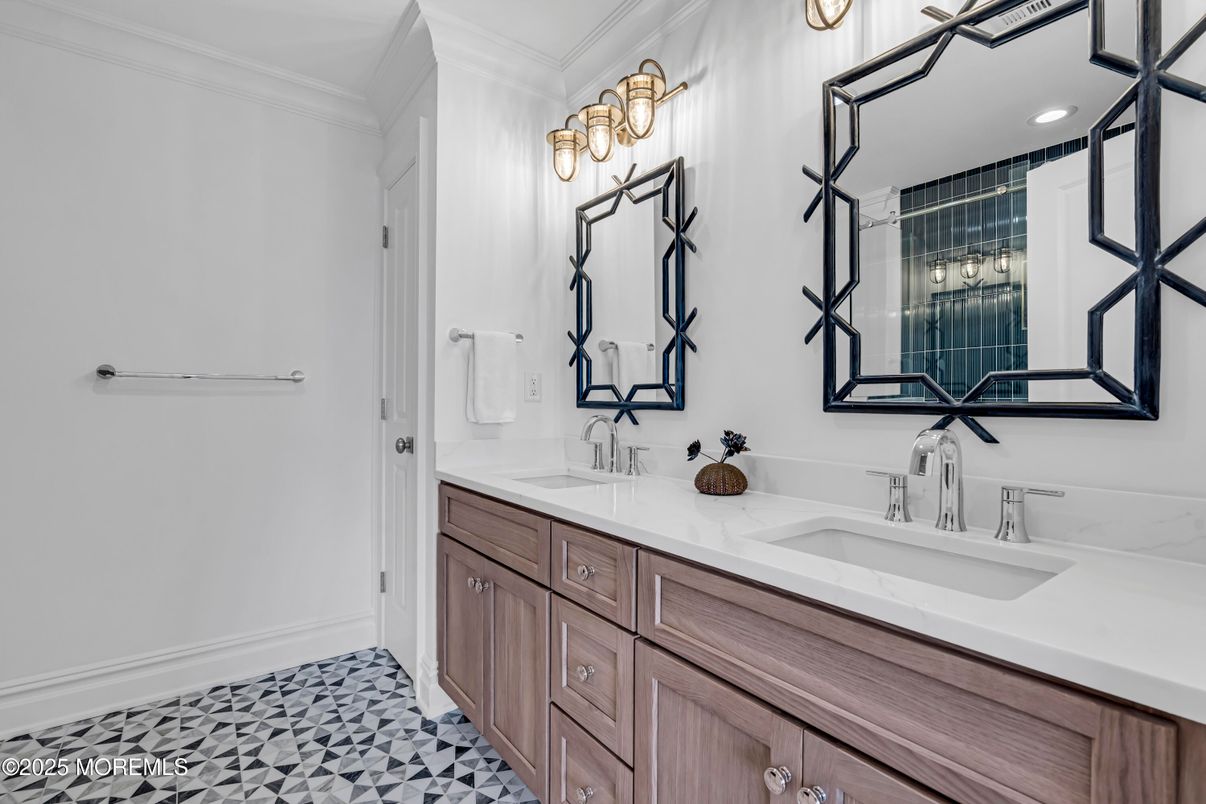 Bathroom, Dual Sink Vanities, Interior, Recessed Lighting