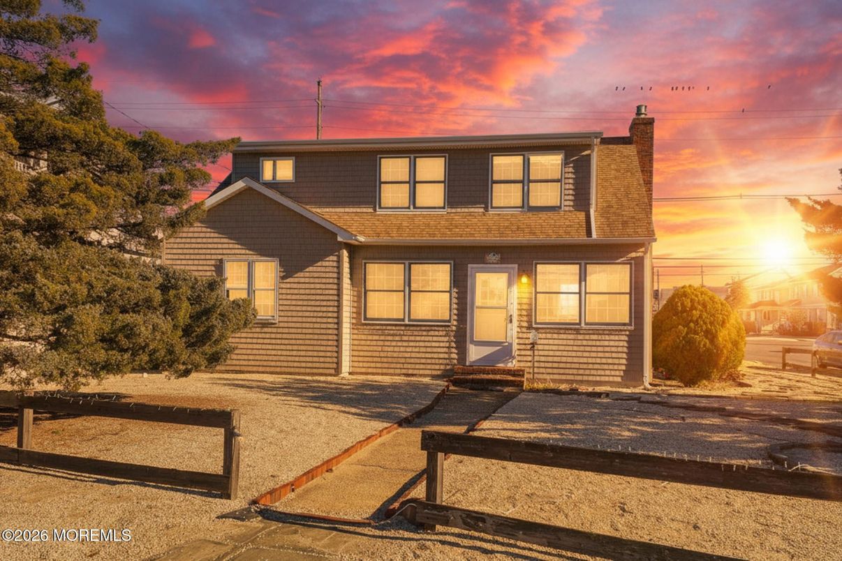 Exterior, Facade, Split Level