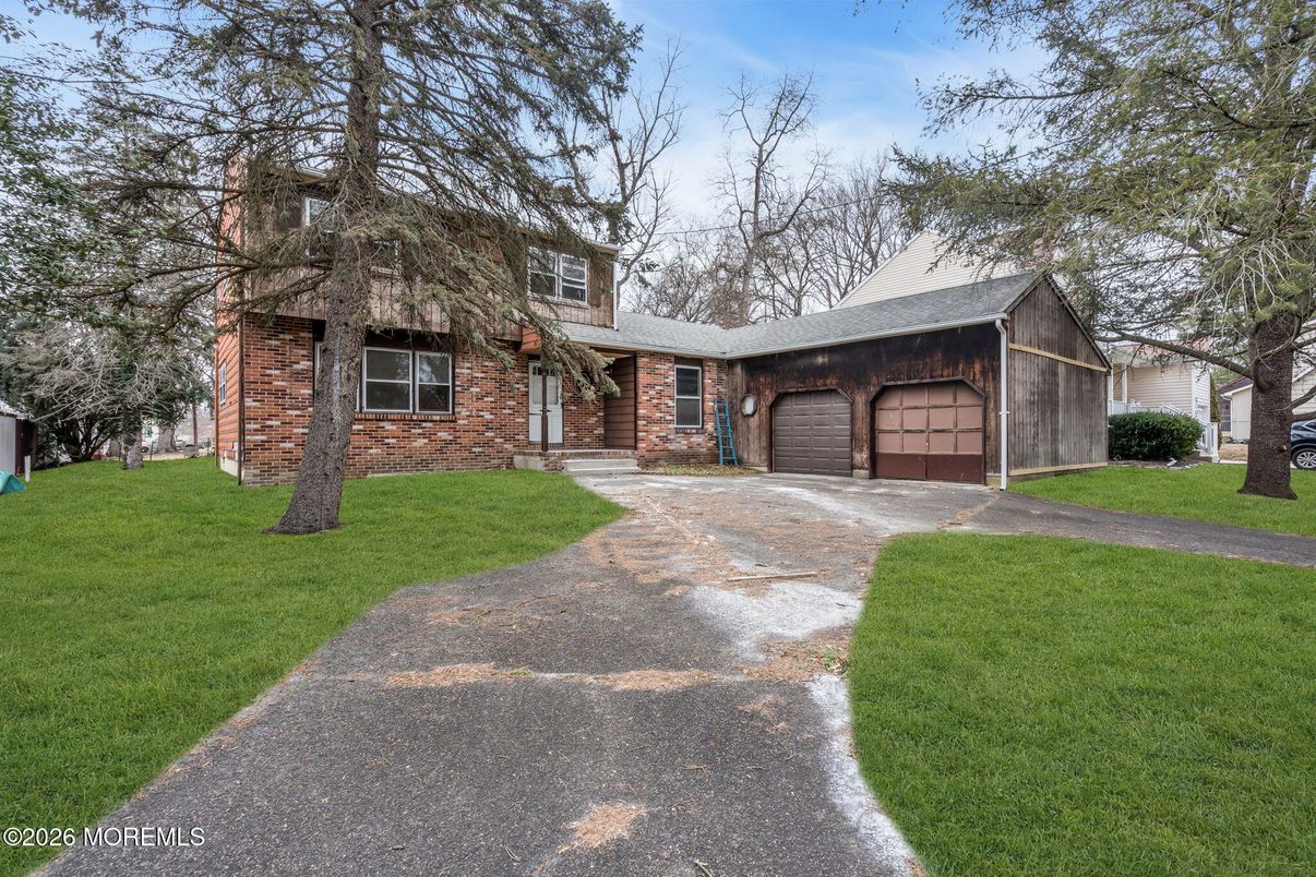 Attached, Exterior, Facade, Brick Facade, Log Home