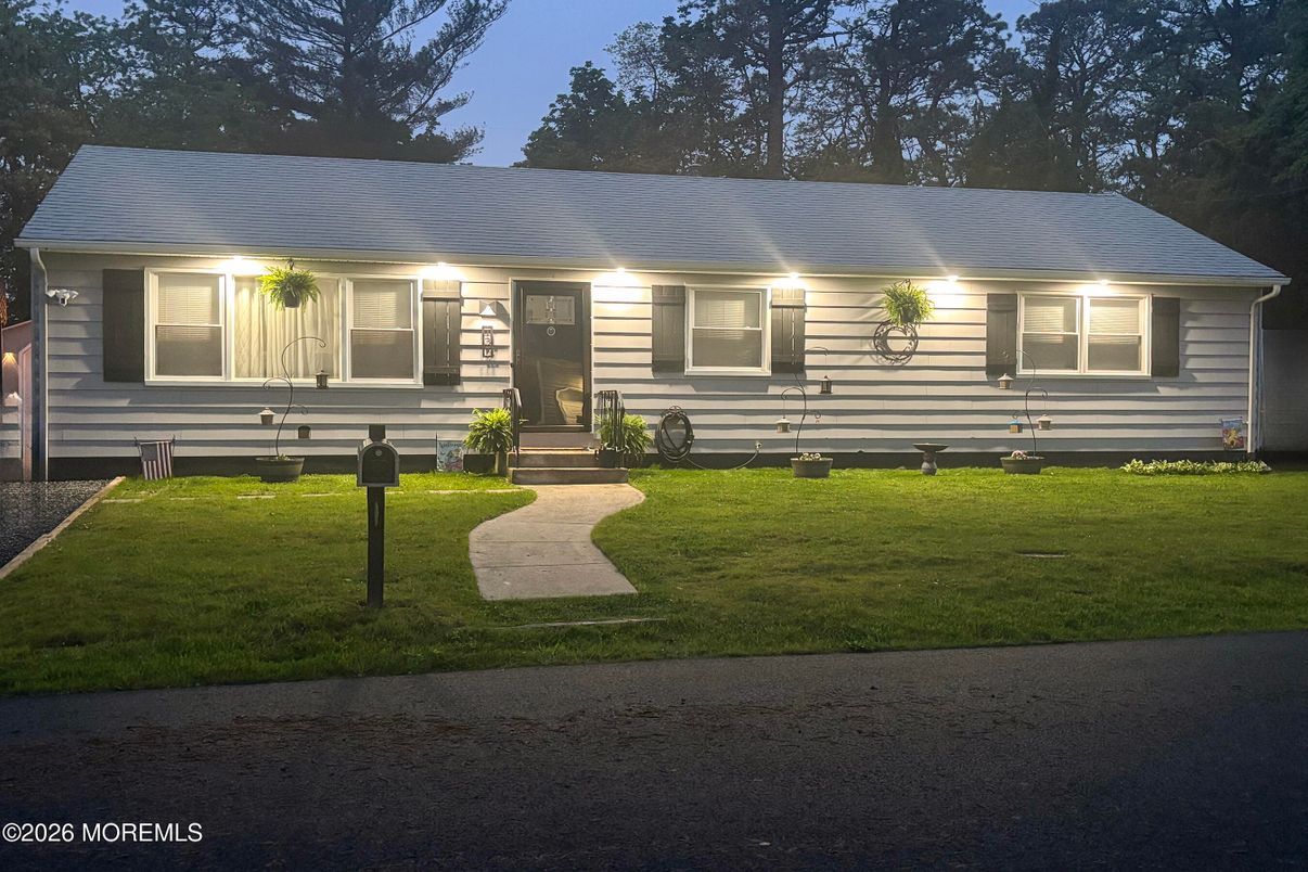 Exterior, Facade, Cape Cod