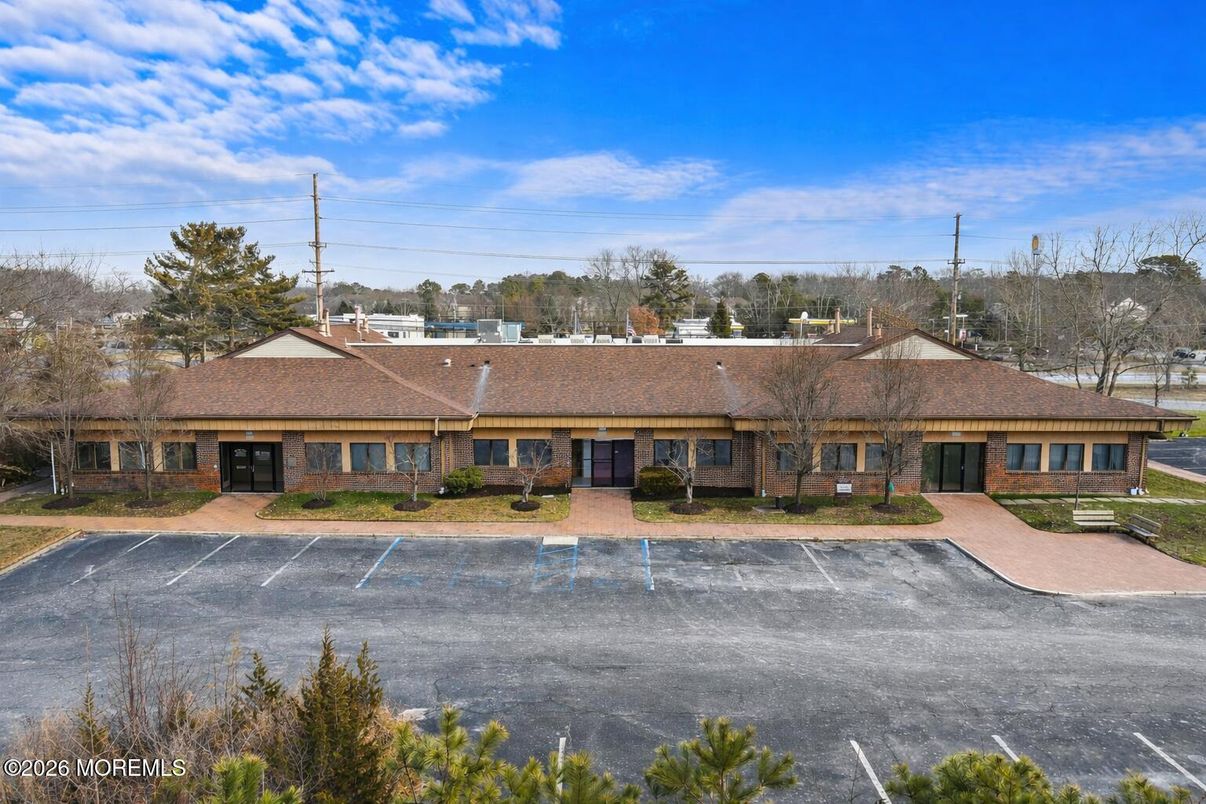 Exterior, Facade, Brick Facade, Ranch