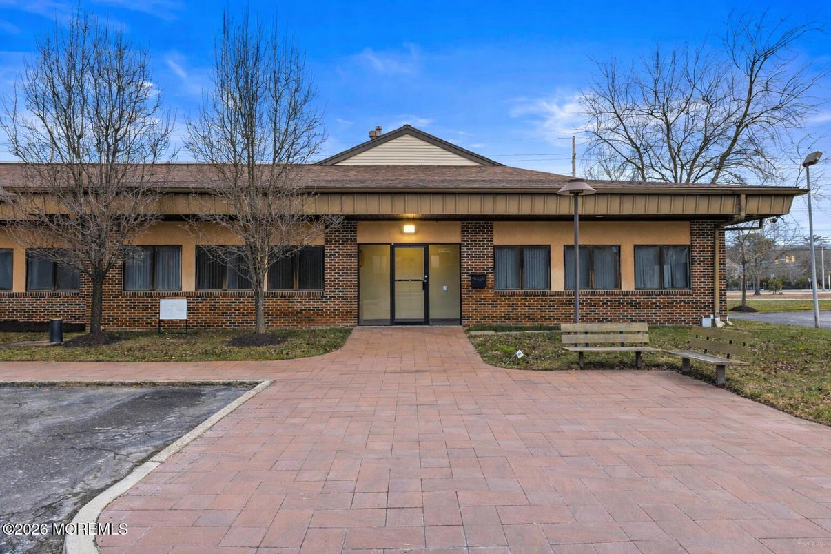 Exterior, Facade, Brick Facade, Ranch