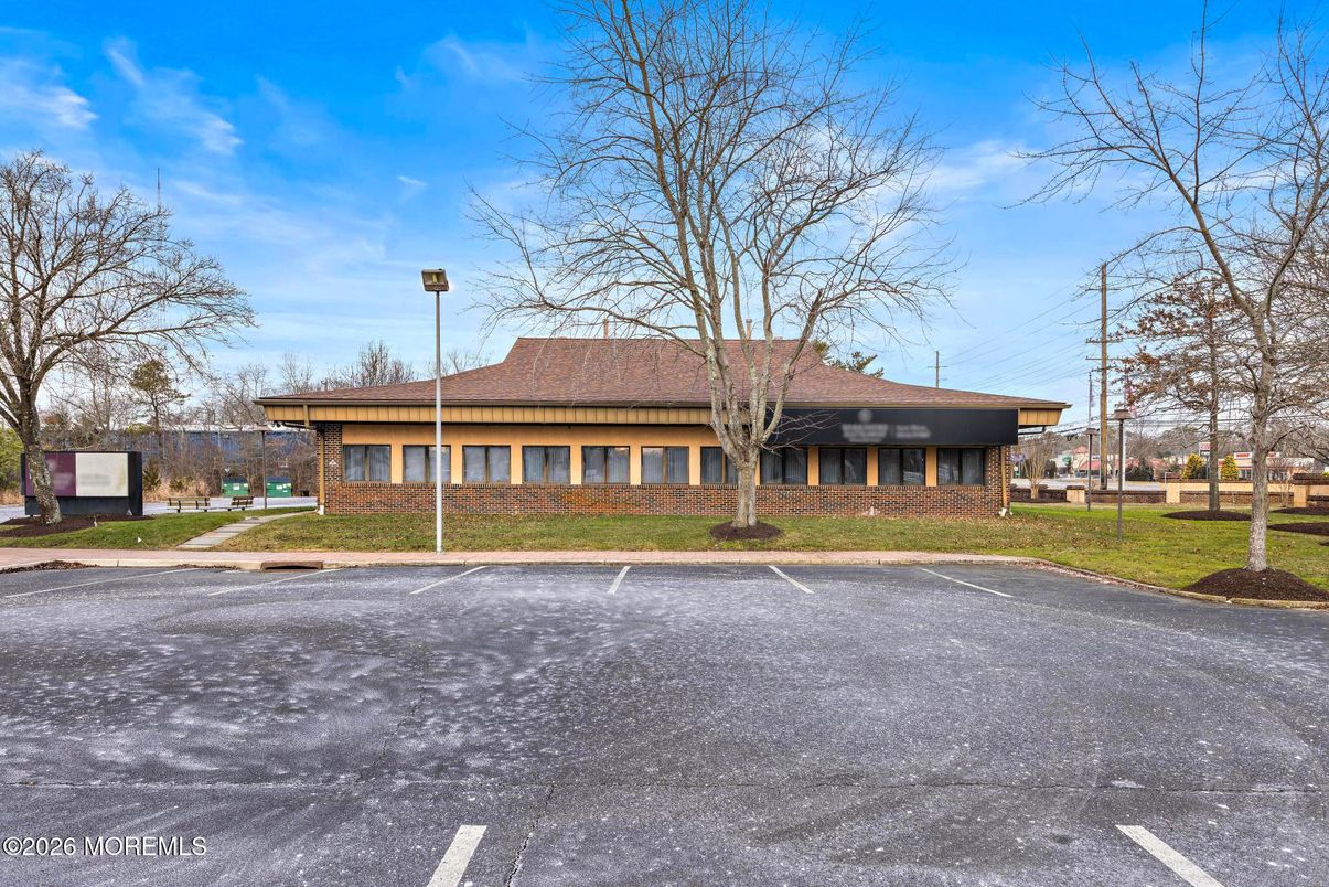 Exterior, Facade, Brick Facade, Ranch