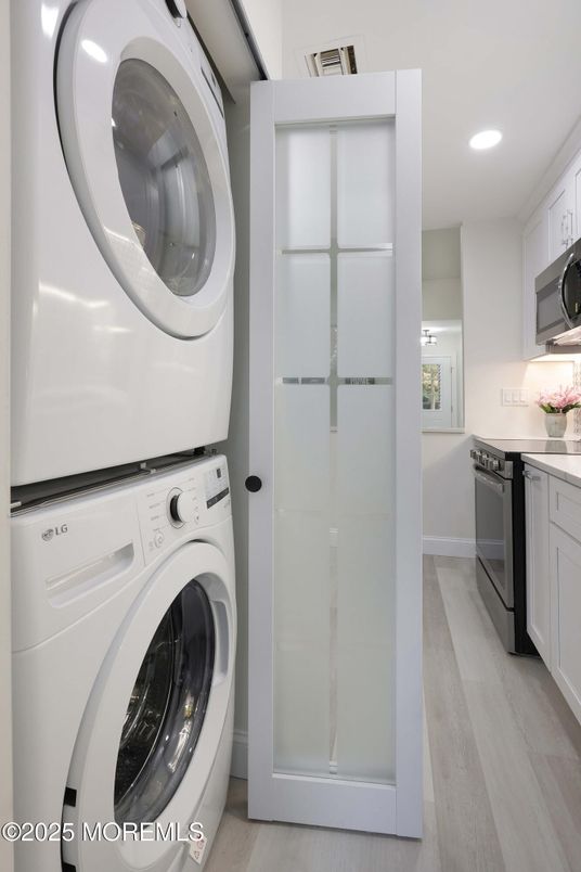 Interior, Recessed Lighting, Washer, Wood Texture Flooring