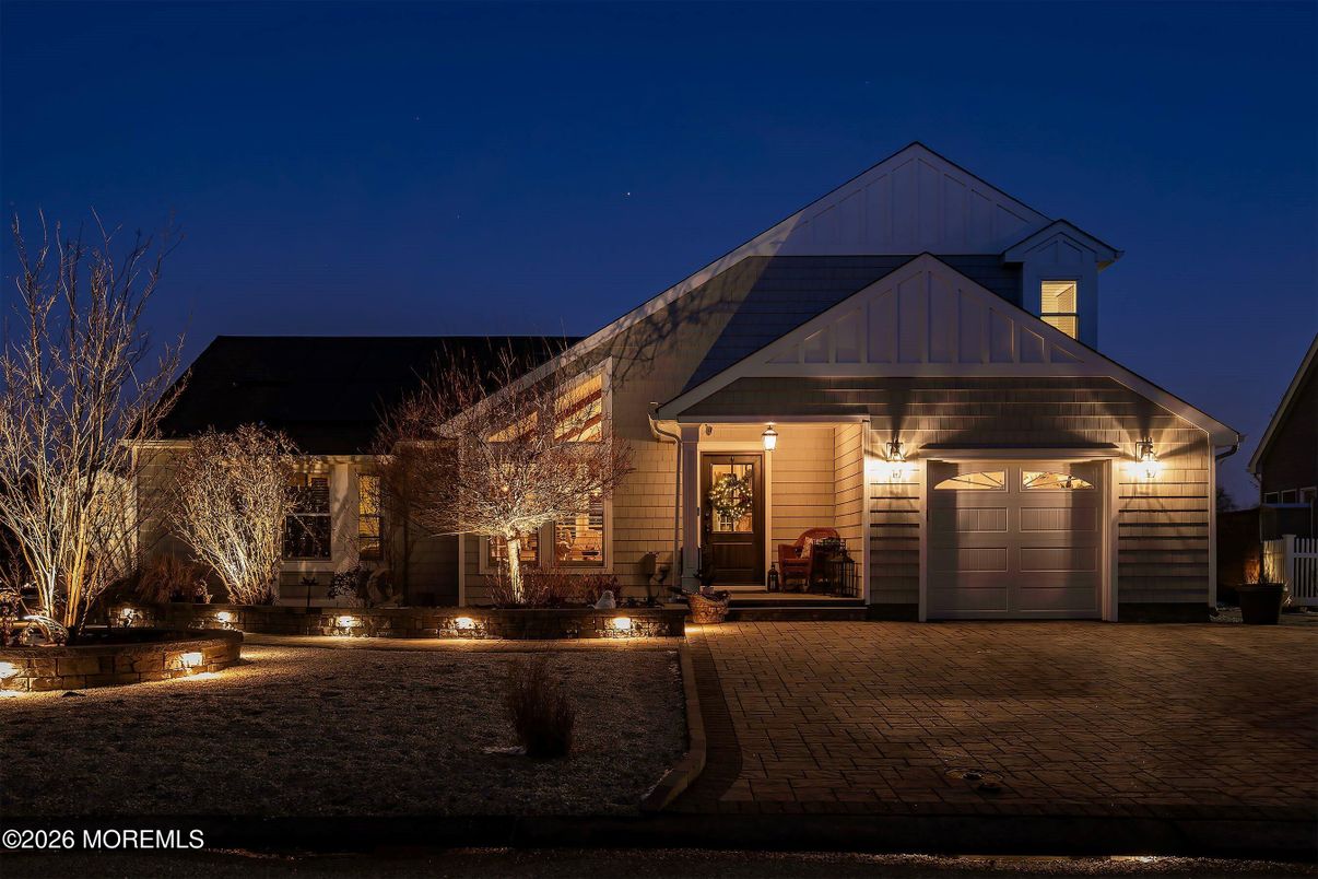 Attached, Exterior, Facade, American Craftsman