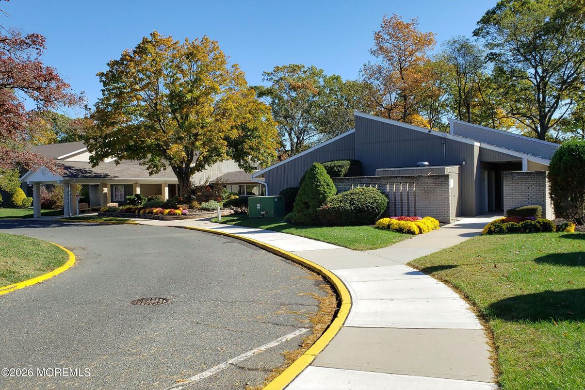 Attached, Exterior, Facade, Ranch