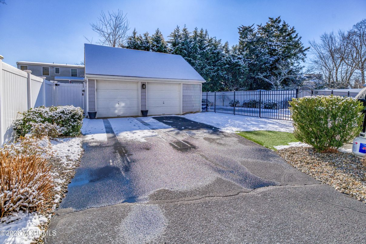 Detached Garage, Exterior