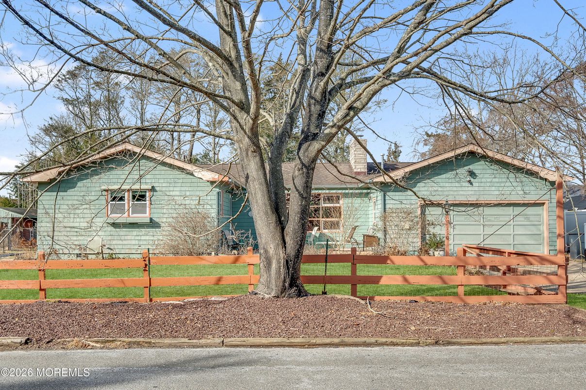 Exterior, Facade, Split Level