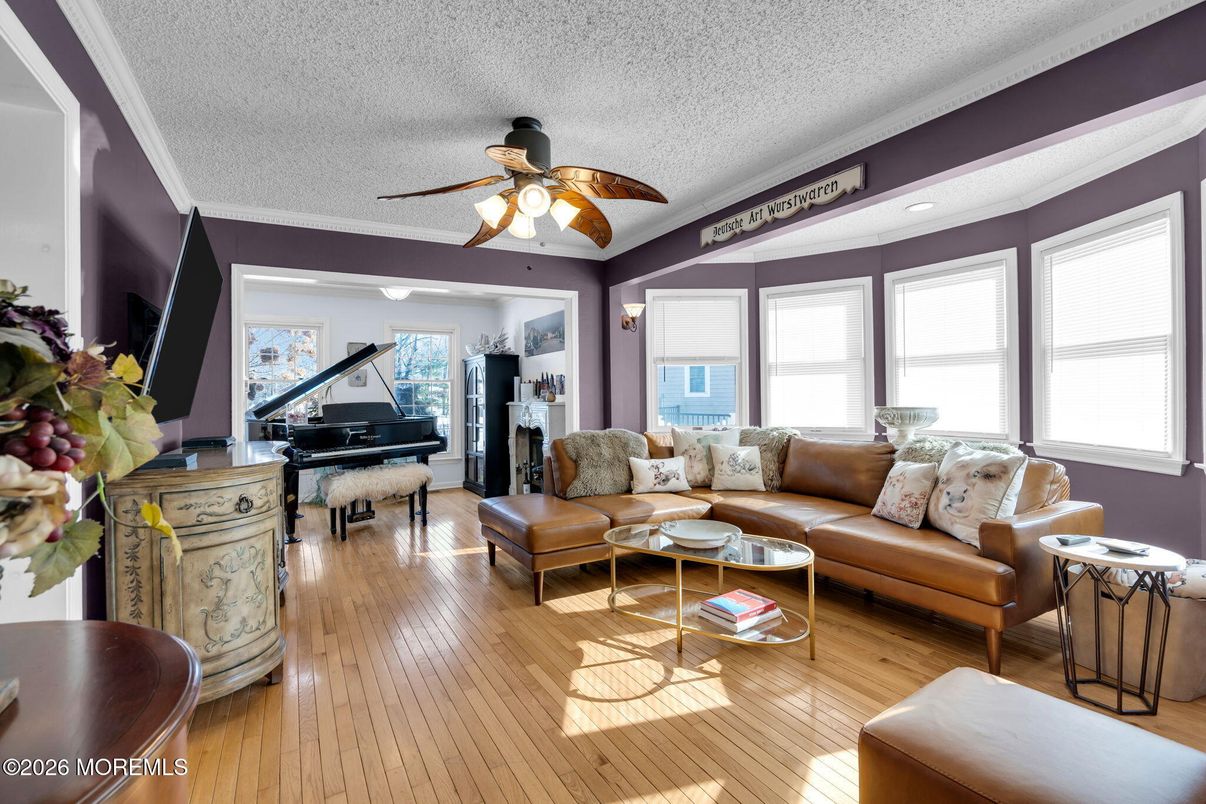 Interior, Living room, Piano, Recessed Lighting, Wood Texture Flooring