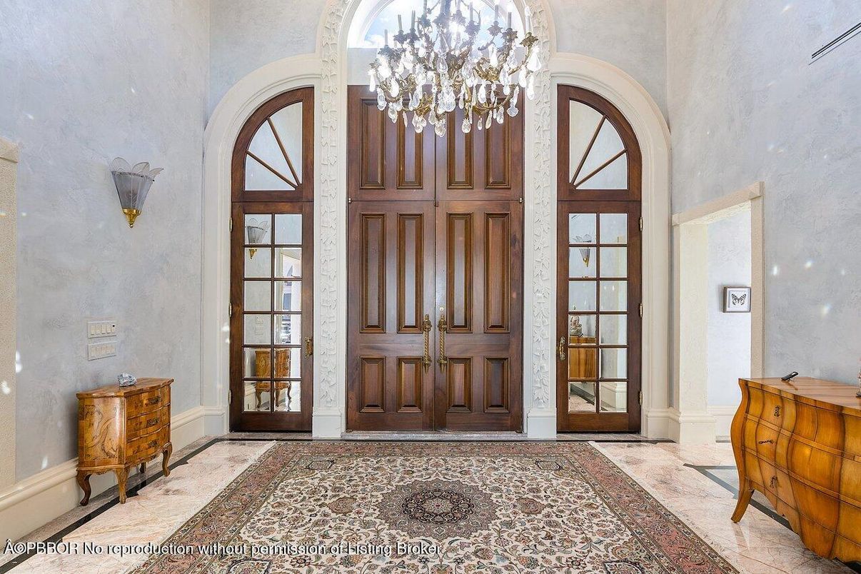 Chandelier, Interior