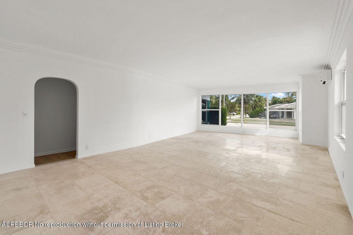 Empty room, Interior
