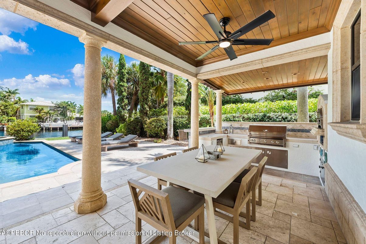 Exterior, Outdoor Kitchen, Pool