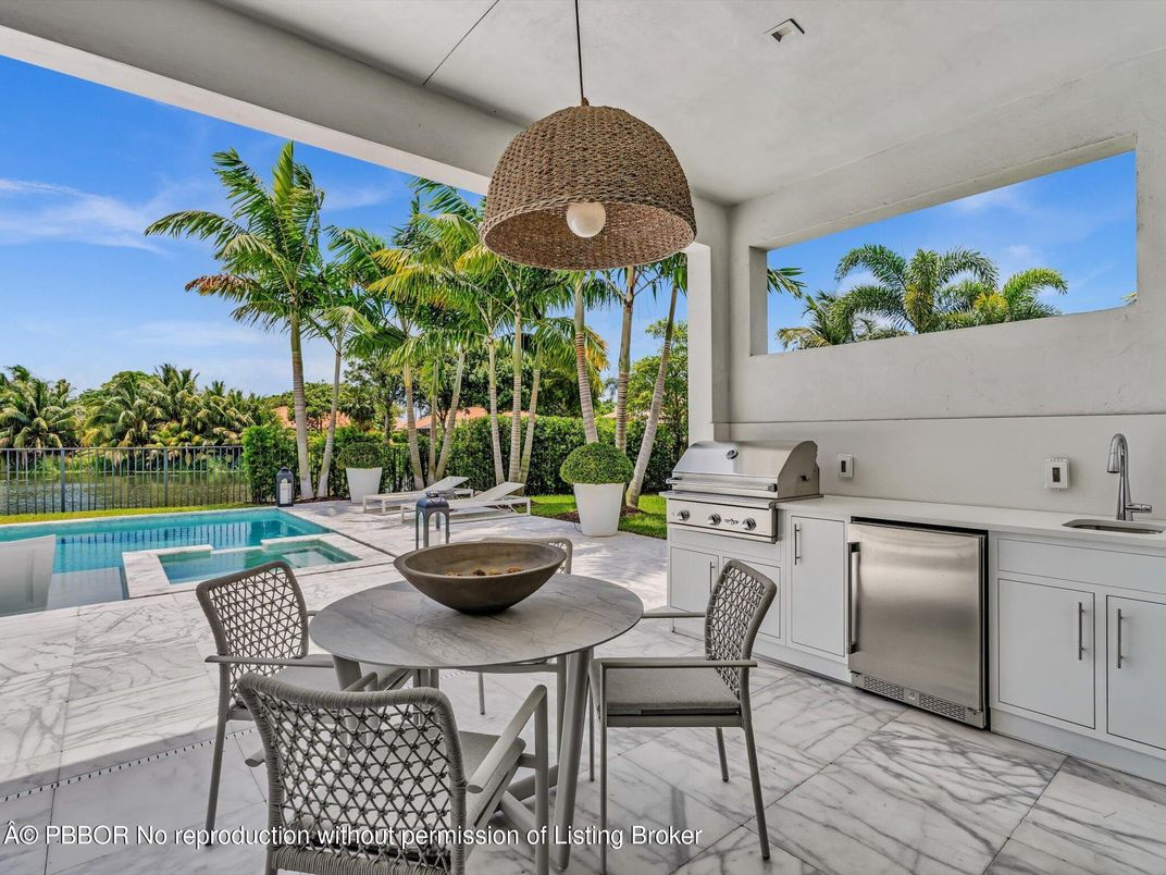 Exterior, Outdoor Kitchen, Pool