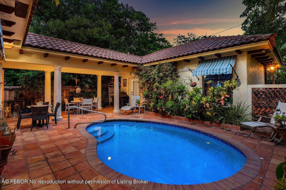 Exterior, Pool