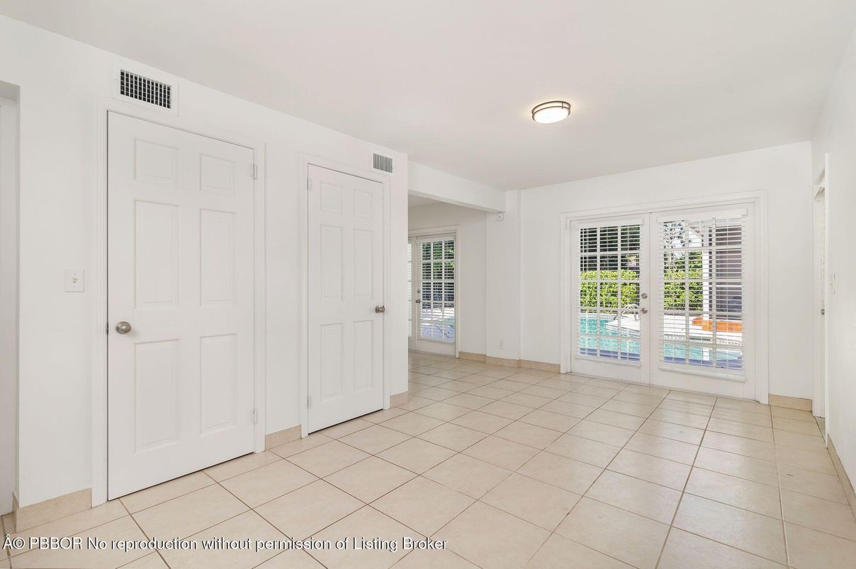 Empty room, Interior