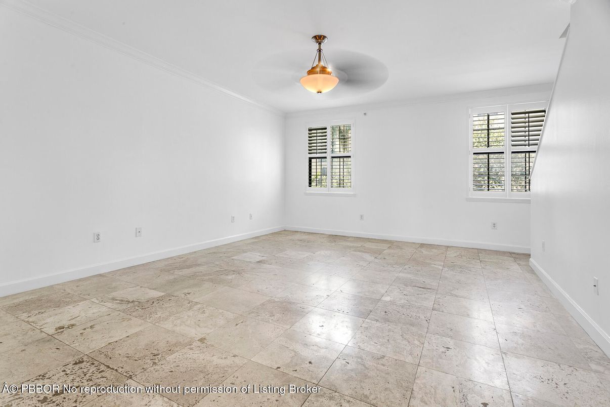 Empty room, Interior