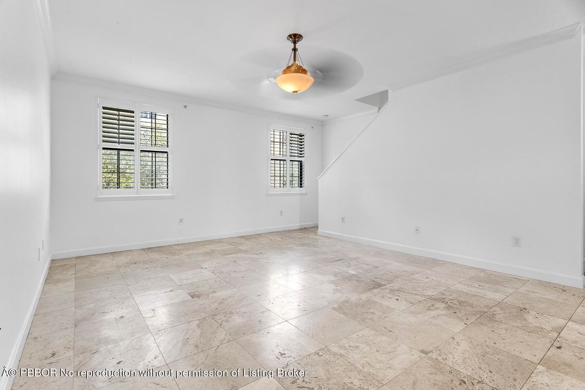 Empty room, Interior