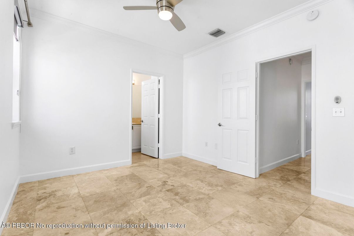 Empty room, Interior