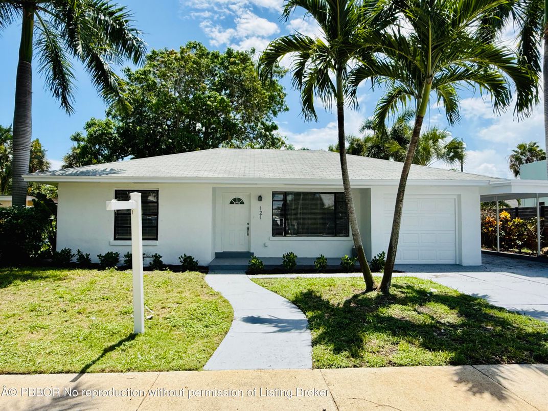 Attached, Exterior, Facade, Ranch
