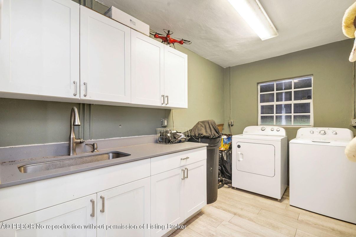 Interior, Washer, Wood Texture Flooring