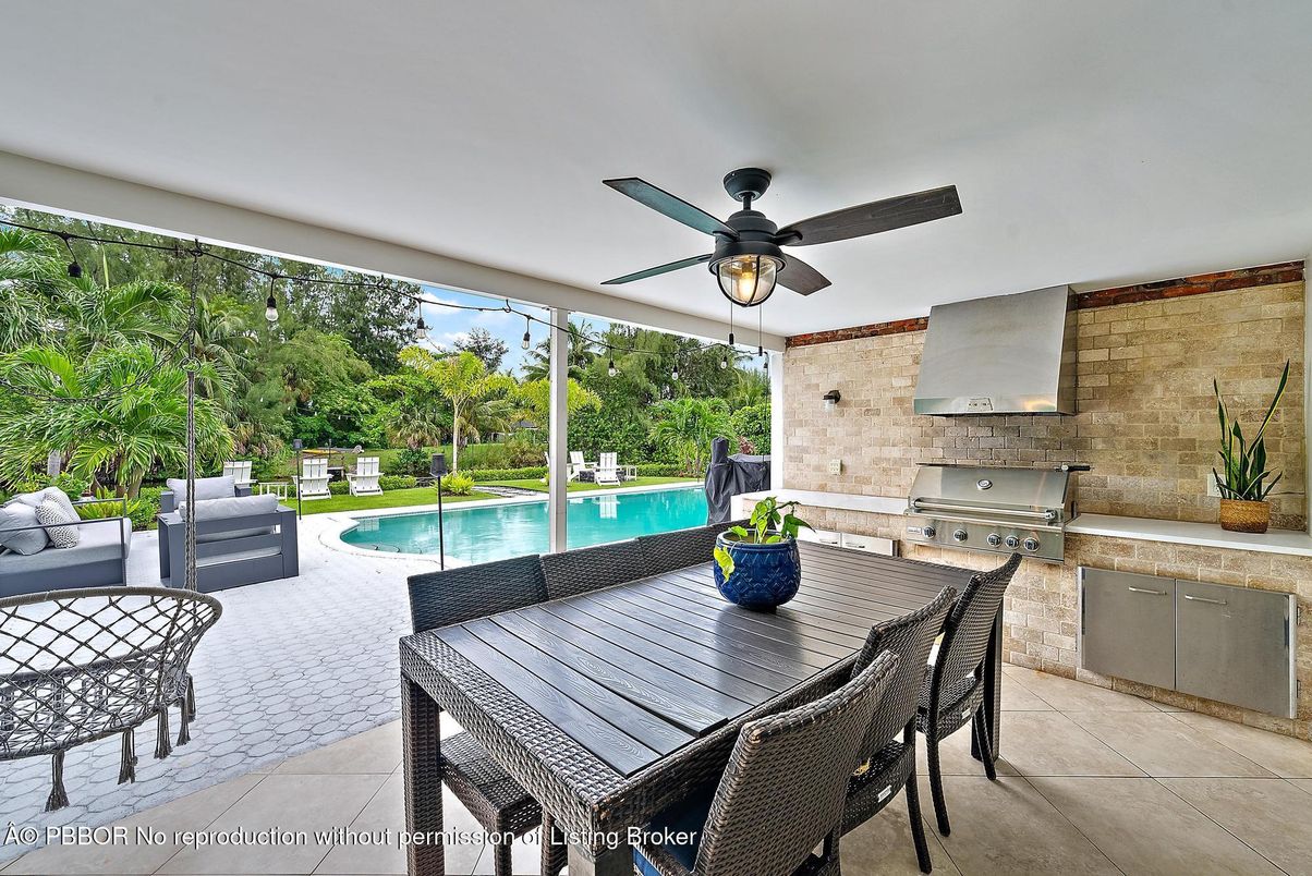 Exterior, Outdoor Kitchen, Pool