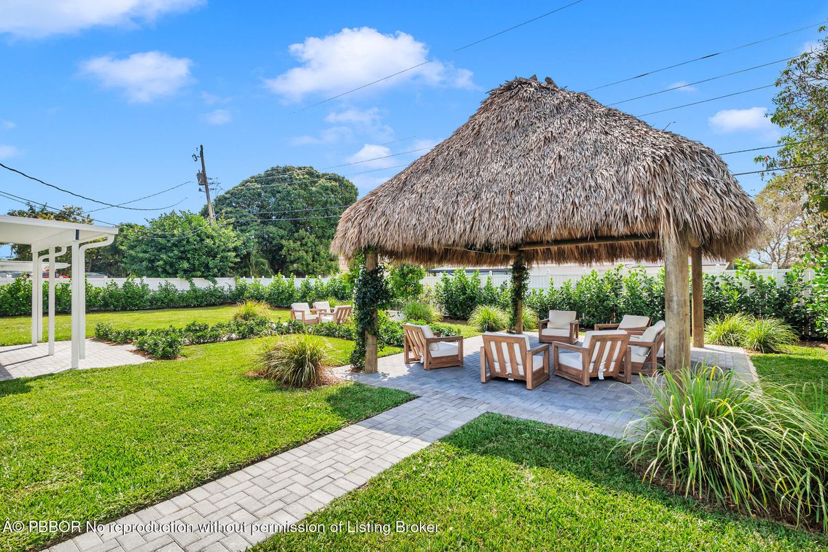 Backyard, Exterior, Outdoor Kitchen
