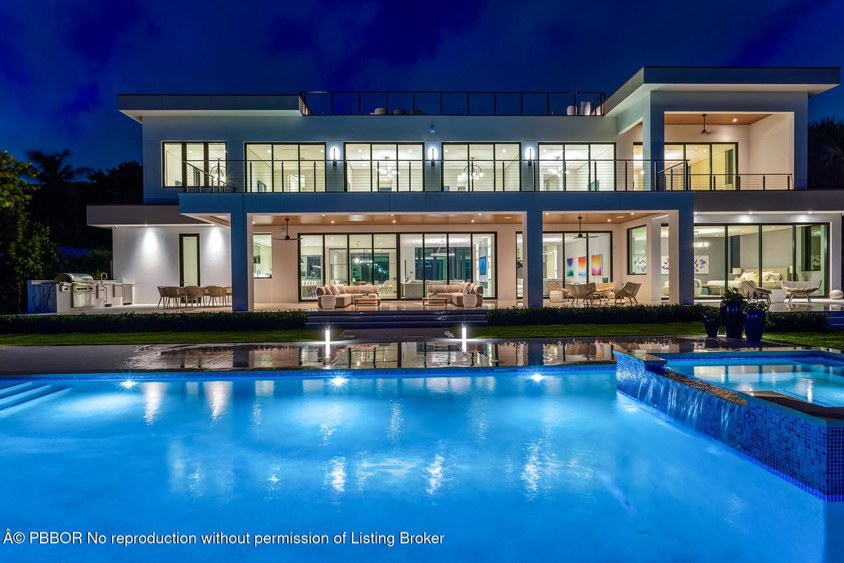 Exterior, Facade, Pool, Modern