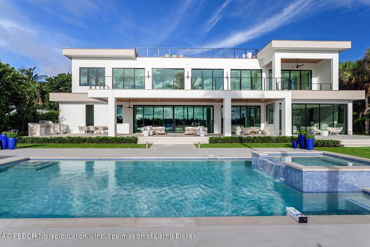 Exterior, Facade, Pool, Modern