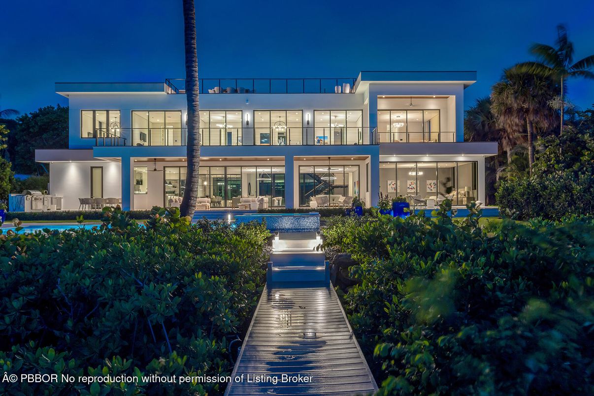 Exterior, Facade, Pool, Modern