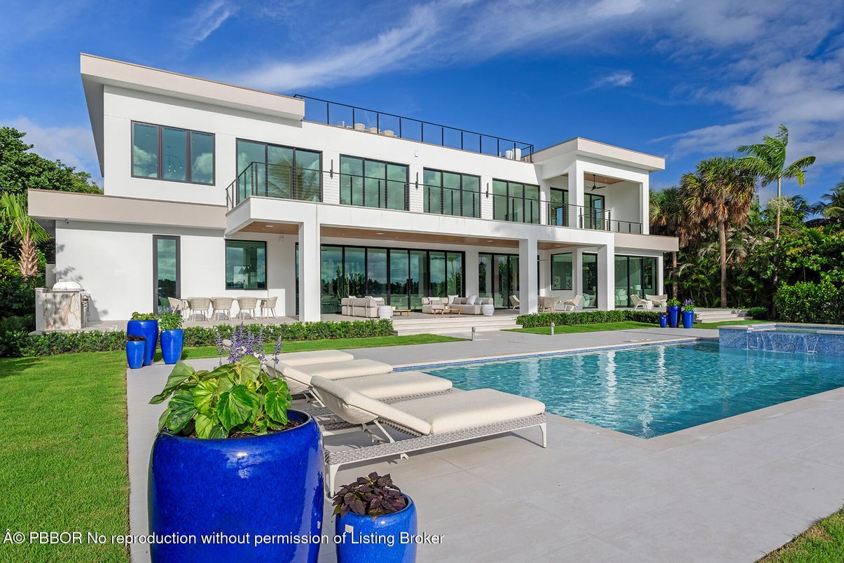 Backyard, Exterior, Facade, Pool, Modern