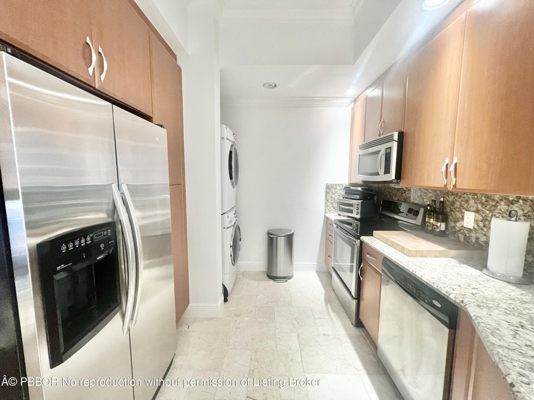 Interior, Kitchen, Recessed Lighting, Stainless Steel Appliances, Washer