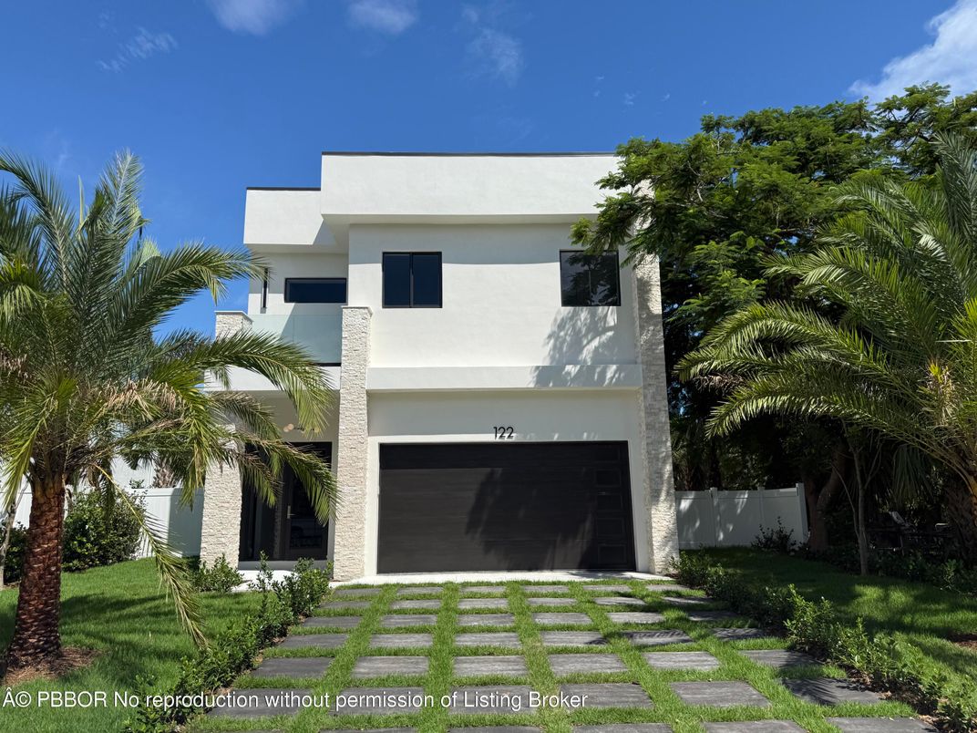 Attached, Exterior, Facade, Modern