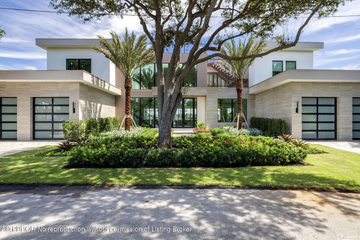 Attached, Exterior, Facade, Modern