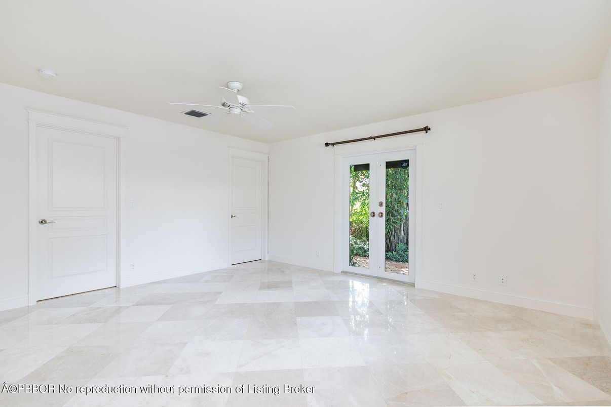 Empty room, Interior