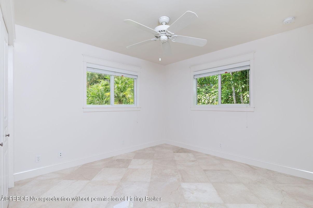Empty room, Interior